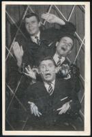 1963 A Vidám Fiúk formáció tagjainak (Udvardy Sándor, Schiller Béla, Németh István énekesek) autográf aláírása és sorai őket ábrázoló fotón, 15x10 cm