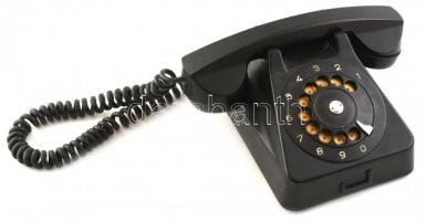 cca 1980 Budavox fekete színű telefon, zsinór csonkolva, kopásnyomokkal, elején sérüléssel, 18×13 cm