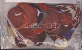 30 db köriratos címeres magyar (20) és egyházi (10) viaszpecsét