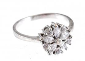 Ezüst(Ag) virágos gyűrű, jelzett, méret: 53, bruttó: 2,4 g