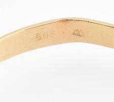 Arany (Au) 14 K gyűrű kővel, jelzett, sérült, bruttó: 0,92 g