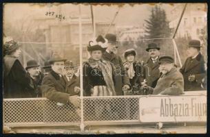 cca 1914 Justh Gyula (1850-1917) politikus saját kezű sorai, Abbáziából haza feleségének egy őt is ábrázoló fotólapon, foltos, elmosódott írással, 9x14 cm