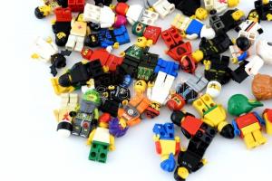 cca. 70 db LEGO figura, kopásokkal