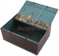 Régi értékőrző fém láda, működő zárral és kulccsal, kopott, 30x22x12cm