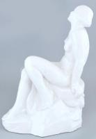 Jelzés nélkül: Női akt. Fehér mázas kerámia, kopásnyomokkal, m:42cm