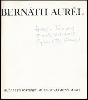 1972 Bernáth Aurél (1895-1982) kétszeres Kossuth-díjas magyar festőművész, grafikus, művészeti író, pedagógus sajátkezű dedikációja a BTM Vármúzeumban 1972-ben rendezett kiállításának katalógusában.