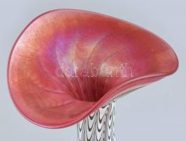 Loetz Austria jelzéssel: Díszváza. Fújt üveg, überfangglas, fésűs technikával díszített, irizáló rét...