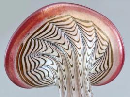 Loetz Austria jelzéssel: Díszváza. Fújt üveg, überfangglas, fésűs technikával díszített, irizáló rét...