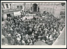 1990 Budapest, irredenta elszámolást követelő tüntetés a Corvin közben, 18x13 cm