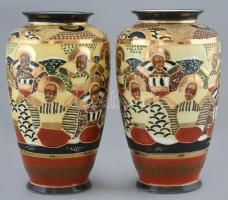 Satsuma jellegű, japán vázapár, kézzel festett, jelzett porcelán, kopásnyomokkal, m: 25 cm