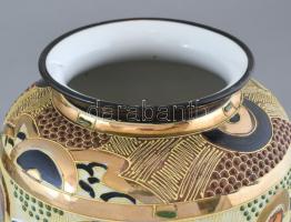 Satsuma jellegű, japán vázapár, kézzel festett, jelzett porcelán, kopásnyomokkal, m: 25 cm