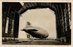 LZ 129 Hindenburg der Deutschen Zeppelin-Reederei startbereit vor der Halle / German airship with swastika + So. Stpl.