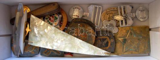 16 darabból álló bolhapiac tétel, benne: kulcstartó, katonai övcsatt, jelvények, balatoni vitorlás d...