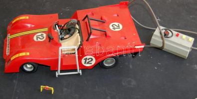 1970-es években gyártott távirányítós Ferrari versenyautó, eredeti dobozában, nagy méretben (37 cm)