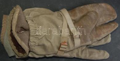 Vegyes bolhapiac tétel, benne: 5db ólomkatona, 1950-es években készített nagyméretű focista szobor g...