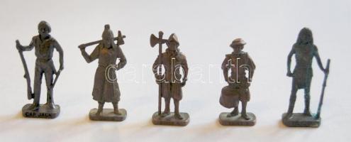 Vegyes bolhapiac tétel, benne: 5db ólomkatona, 1950-es években készített nagyméretű focista szobor g...