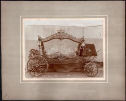 cca 1890-1900 Halottas kocsi. Vintage fotó, kartonra ragasztva, jelzés nélkül, 16,5x22,5 cm