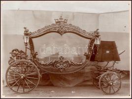 cca 1890-1900 Halottas kocsi. Vintage fotó, kartonra ragasztva, jelzés nélkül, 16,5x22,5 cm