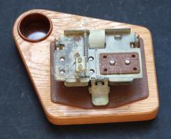 16mm-es film/magnószalaghoz kis vágó és ragasztófelszerelés