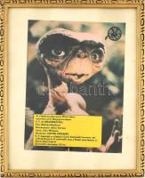 Dekoratív, üvegezett képkeret, benne ET, a földönkívüli reklámújság egy lapjával. Magyarországon 1983. december 22-én mutatták be a mozikban. 35x28cm