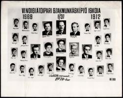 1972 Vendéglátóipari Szakmunkásképző Iskola 1969-1972 végzős osztályának tablófotója, törésnyomokkal, 24x30 cm