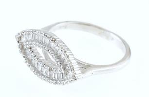 Ezüst(Ag) ovális gyűrű, jelzett, kőhiánnyal, méret: 53, bruttó: 3 g