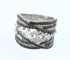 Ezüst(Ag) részben fekete kövekkel kirakott gyűrű, jelzett, méret: 51, bruttó: 6,5 g