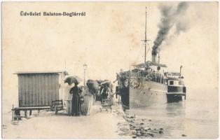 Balatonboglár, kikötő a Baross gőzössel, napernyős utasok a mólón (fl)