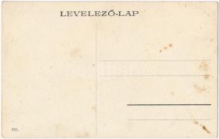 Balatonboglár, kikötő a Baross gőzössel, napernyős utasok a mólón (fl)