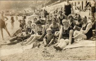 Lovran, Lovrana, Laurana; fürdőzők csoportképe a strandon / beach, bathers. Letis photo (EK)