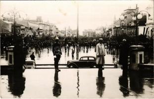 1940 Marosvásárhely, Targu Mures; bevonulás a Fő téren, csendőr, autó / entry of the Hungarian troops, automobile, gendarme. Szabó Miklós fényképészeti műterme, photo + "1940 Marosvásárhely visszatért" So. Stpl