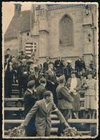1940 Kolozsvár, ünnepség résztvevői a bevonulás alkalmából, hátoldalon feliratozott fotó, kissé foltos, felületén törésnyomok, 17×12 cm