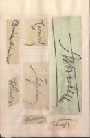 Aláírás-gyűjtemény az 1920-as évekből. Josephine Baker, Rákosi Szidi, Somlay Artúr, von Mackensen, Mindszenty József, Bársony Rózsi, Emőd Tamás, Nagy Endre, Molnár Jenő és más hírességek saját kezű aláírásai kis füzetben felragasztva rengeteg nyomtatott aláírás társaságában.