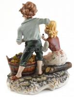 Capodimonte ifjú szüretelő pár. Kézzel festett, jelzett, biszkvit porcelán, hibátlan. m: 24 cm