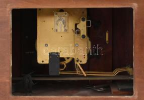 Óragyár kandallóóra. Felesütős, ingajáratos szerkezettel. Szép állapotú jelzett fa tokban, számlapon...