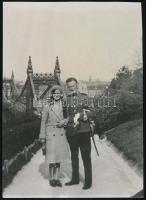 Bp., Katonatiszt és felesége a régi Erzsébet-híd előtt, fotó, későbbi előhívás (1960-1970 körül), 18x12,5 cm