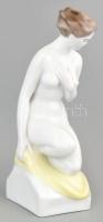 Hollóházi porcelán térdelő akt, kézzel festett, jelzett, hibátlan, m: 30 cm