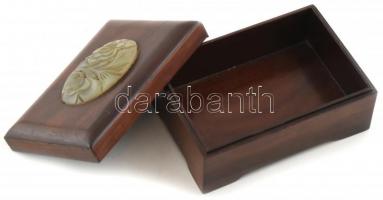 Fadoboz, tetején faragott jáde berakással, mahagóni, jelzés nélkül, kopásnyomokkal, 13x9x6,5cm