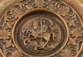 Fali dísztányér, lovagot ábrázoló, virágmotívumos, domborműves díszítéssel. Tömör réz, apró sérülése...