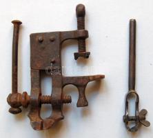 Házilag készített kis asztali satu, üllővel és mellé egy régi kézi sikattyú