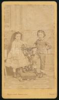 cca 1880 Testvérpár, keményhátú vizitkártya fotó Veress Ferenc (1832-1916) kolozsvári műterméből, 10,5x6 cm