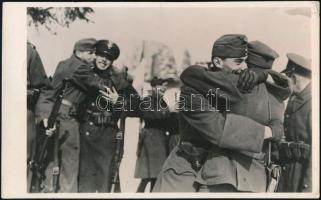 1939 Magyar és lengyel katonák a közös határon, megírt fotólap, 8,5×14 cm