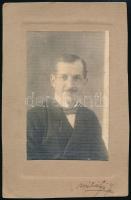 cca 1915 Férfiportré, kartonra kasírozott fotó Mihályi János apatini műterméből, 9×5,5 cm