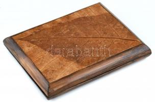 Szivaros doboz fából, dohánylevél díszítéssel a tetején 20x17 cm