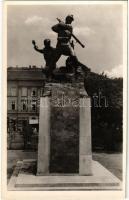 Budapest V. Fővám tér, volt 1. honvéd és 1. népfölkelő gyalogezred emlékműve (lebontották). Márton Ferenc és Siklódy Lőrinc alkotása. Hölzel Gyula felvétele