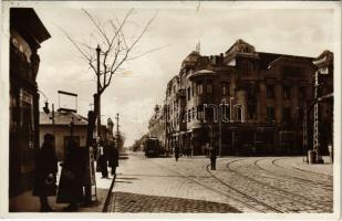 Budapest IV. Újpest, Árpád út és István utca sarok, "A" villamos, buffet, Kabátok, bútoráruház, Kereskedelmi bank, gyógyszertár (Rb)