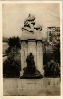 Budapest V. Tisza István szobor koszorúkkal (1948-ban megrongálták és lebontották, majd hatalomváltás után a Károly szobor helyén újra felállították)