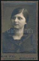 cca 1920 Női portré, keményhátú fotó Kis Pál budapesti műterméből, 10,5×6,5 cm