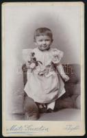 cca 1900 Gyerekportré, keményhátú fotó Matz Gusztáv iglói műterméből, 10,5×6,5 cm