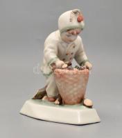 Zsolnay porcelán fát szedő kisfiú, kézzel festett, jelzett, kis mázhibával, az alján elhalványult jelzéssel, 15×13,5 cm